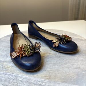 Raquel Perez Made in Spain Slip-On Navy Blue Leather‎ Flats Flowers US Size 5.5